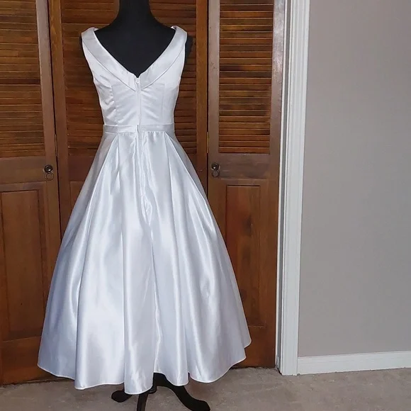 White 1950s Style Satin A-Line Tea Length Wedding Dress and Bow Veil Sz 6 - Picture 5 of 17